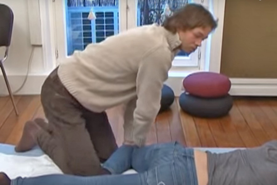 Vidéo sur les bienfaits du shiatsu - © Bertand Caillet - La minute forme M6 web Vidéo sur les bienfaits du shiatsu - © Bertand Caillet - La minute forme M6 web